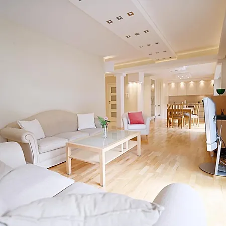 Victus Sunny With Parking By Renters