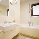 Victus Sunny With Parking By Renters Apartment *