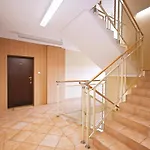 Victus Sunny With Parking By Renters Apartment
