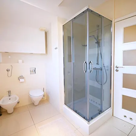 Victus Sunny With Parking By Renters Apartament *