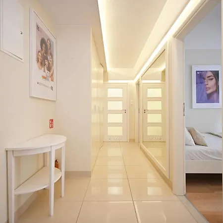 Victus Apartamenty, Cadena *