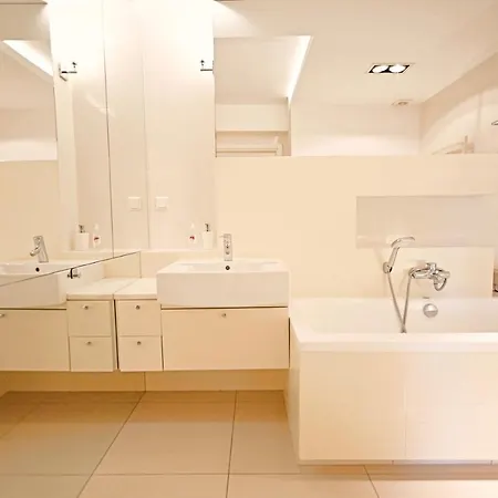 Victus Apartamenty, Cadena