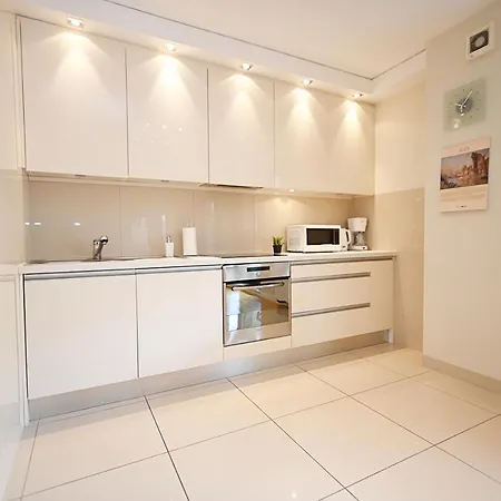 Victus Apartamenty, Cadena *