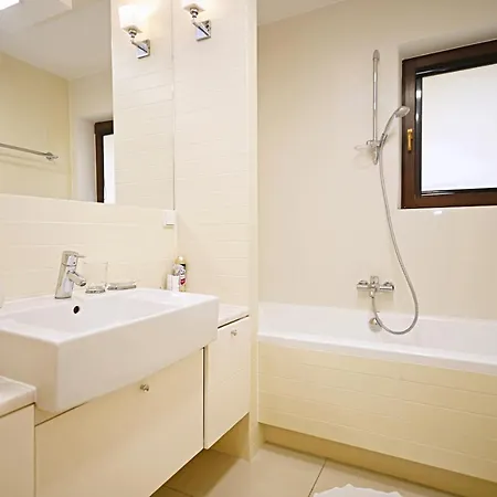 Victus Sunny With Parking By Renters Apartament *