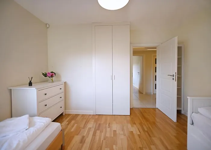 Victus Apartamenty, Cadena *